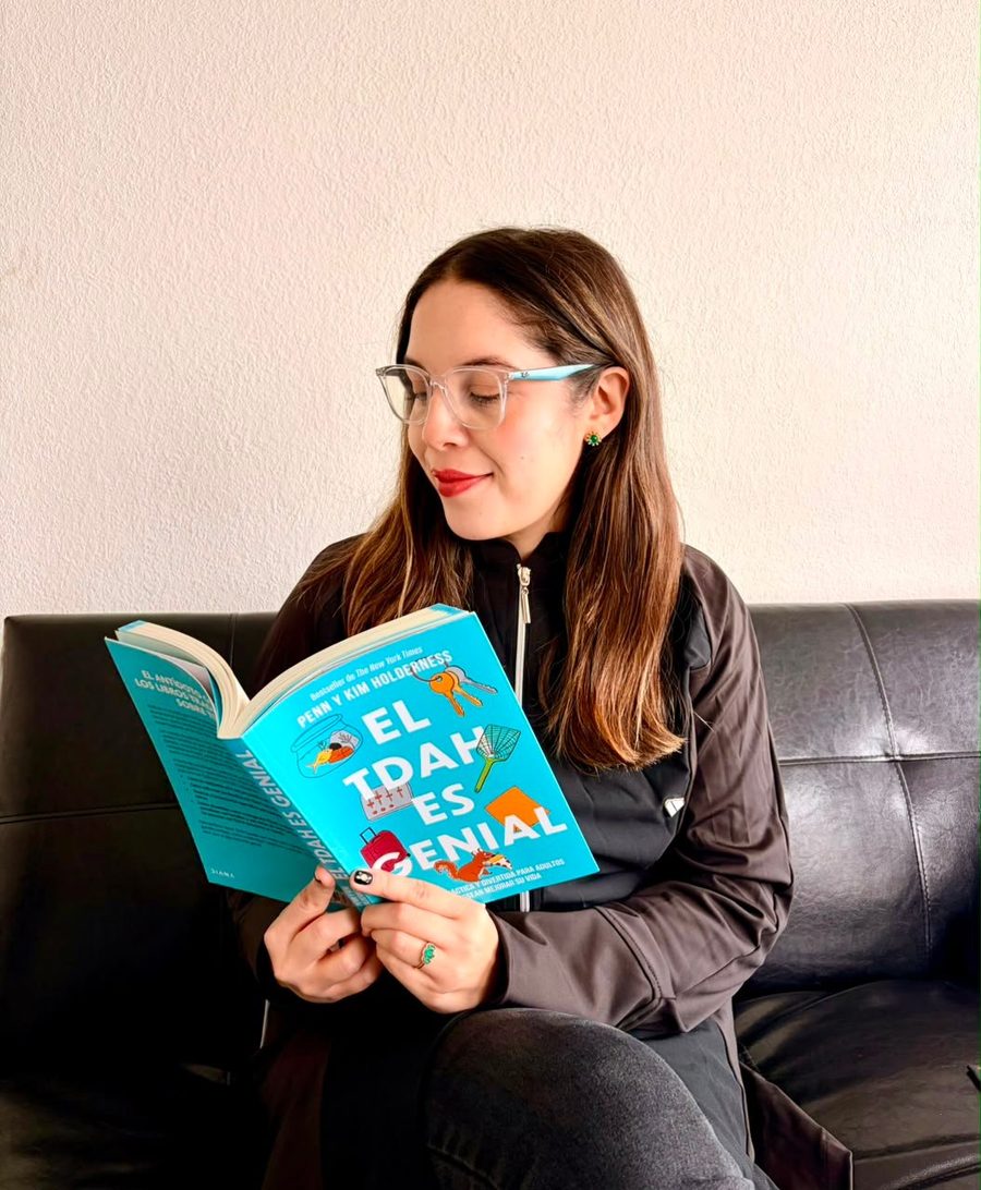 Andrea Collío, psicóloga, leyendo un libro sobre TDAH